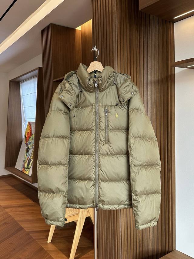 军绿 拉夫劳伦 小马基础刺绣Logo连帽羽绒服 1采用哑光亮面的表层面料，选用保暖的再生聚酯纤维制成，以减少对石油基材料的依赖，体现了 Ralph Lauren