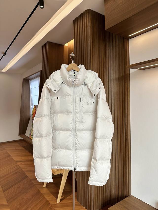 白色 拉夫劳伦 小马基础刺绣Logo连帽羽绒服 1采用哑光亮面的表层面料，选用保暖的再生聚酯纤维制成，以减少对石油基材料的依赖，体现了 Ralph Lauren