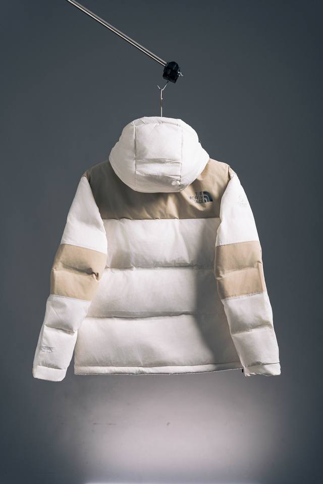 Tnf 北面1997巅峰系列 白色 产品特色 该款式采用轻薄通道填充结构填充物：750蓬松度的鸭绒，搭配轻质面料和饰边，轻盈保 暖，让您活动自如 北面有标志性双