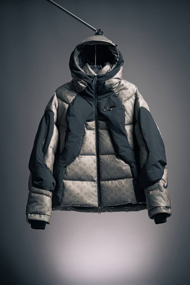 Louis Vuitton路易威登 限定款老花温感连帽羽绒服 此款羽绒夹克采用热敏和水敏科技面料将经典的老花元素铺满，将Lv3D标识和Lv2054标志放在胸前和