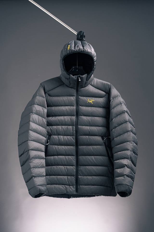 深灰 Arcteryx始祖鸟 Cerium 850蓬鹅绒纯色轻便防风保暖连帽羽绒服 蓬松度850和充绒量150G，重量更是轻仅为560G，休闲通勤适应性更优。