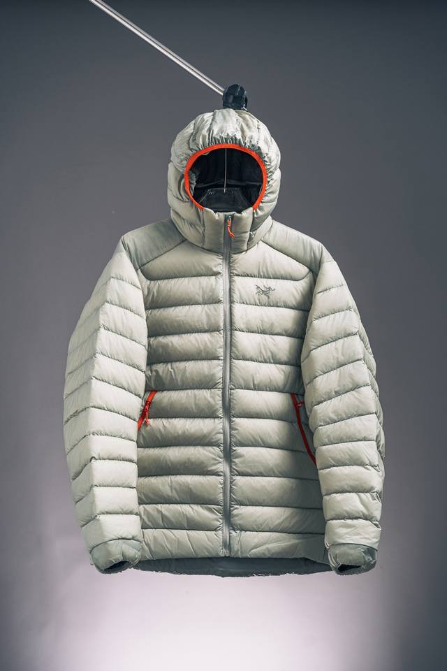 岩石绿 Arcteryx始祖鸟 Cerium 850蓬鹅绒纯色轻便防风保暖连帽羽绒服 蓬松度850和充绒量150G，重量更是轻仅为560G，休闲通勤适应性更优。