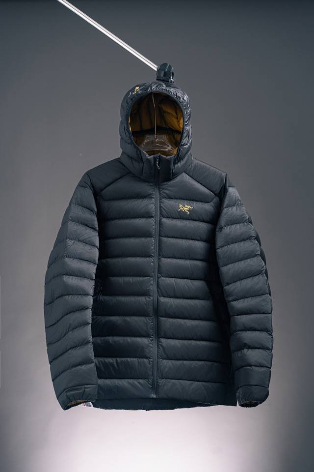 黑金 Arcteryx始祖鸟 Cerium 850蓬鹅绒纯色轻便防风保暖连帽羽绒服 蓬松度850和充绒量150G，重量更是轻仅为560G，休闲通勤适应性更优。