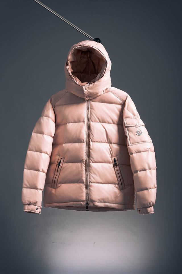 粉色 盟可睐 玛雅羽绒服 冬天买不到之超级大爆款，陈奕迅、谢霆锋、赵露思相继上身，用实力说话，元老级别的款式 这个系列以蓬松的面包服版型加上亮面效果为人所知，是