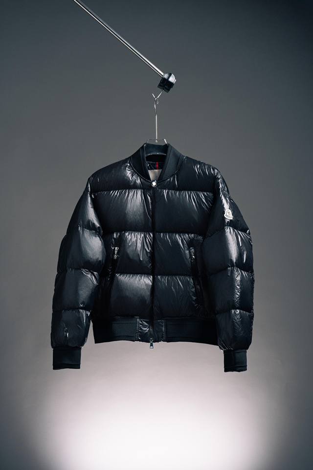 黑色 Mondly 蒙口女款 Ss23 立领拉链羽绒服 女士短款羽绒飞行员夹克 Merlat 罗纹短款 绗缝软壳面料 粉粉嫩嫩，冬天不只白与黑，蔡依林同款， 超