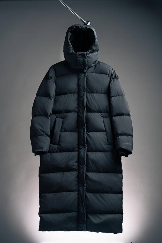 黑色 ｜Wunder Puff 露露乐檬 女士长款连帽羽绒服 尺码数据：2 4 6 8 10 设计理念 这款温暖的羽绒外套伴你度过寒冬，长款设计提升保暖 度，在