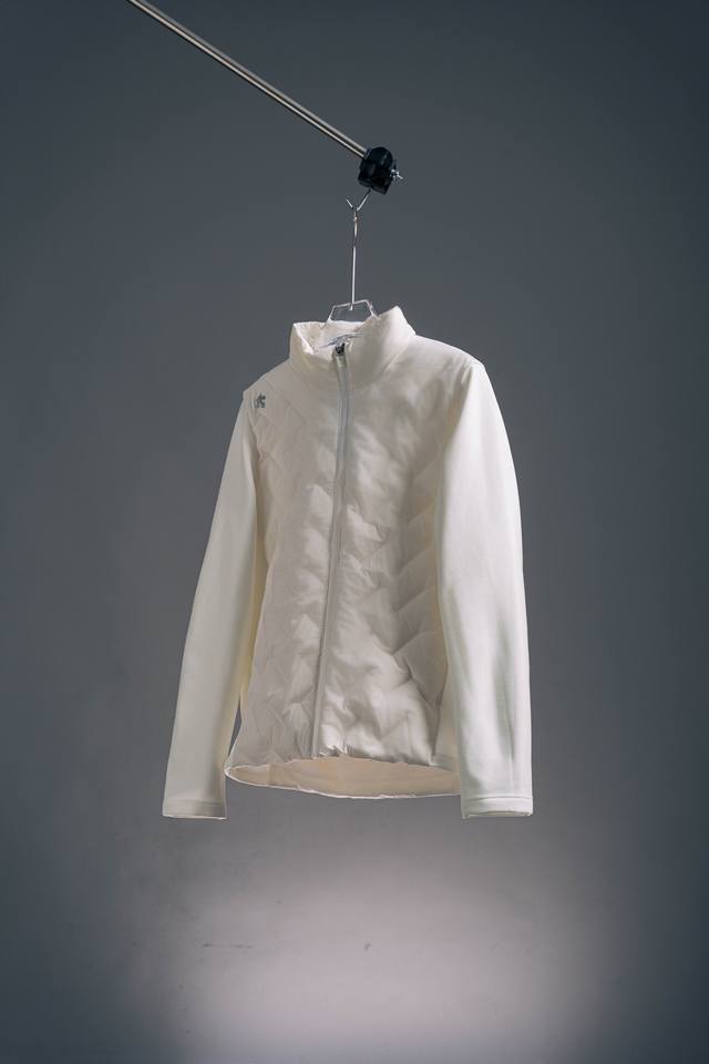 白色 迪桑特高尔夫羽绒服 Idescente 迪桑特Women's Running系列羽绒服 设计理念 一款轻质保暖运动夹克。针对冬季需要防护的部位上采用无胆羽