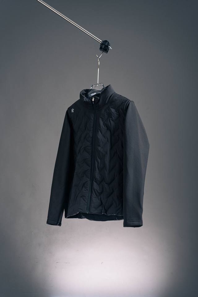 黑色 迪桑特高尔夫轻薄羽绒服 Idescente 迪桑特Women's Running系列羽绒服 设计理念 一款轻质保暖运动夹克。针对冬季需要防护的部位上采用无