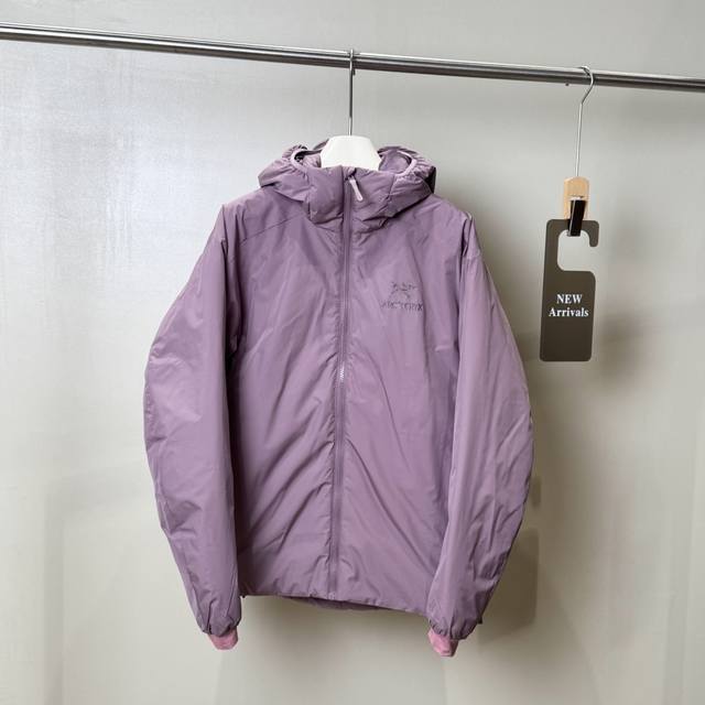 系列 户外防水防风保暖 棉服 ： 产品配色：黑银色、黑金色、隐秘灰、石墨灰、砂陶棕、幽雾绿、贝母粉、深蓝色、浅绿色、浩瀚紫、幸运粉、破晓蓝、群青蓝、荧光绿、玫红