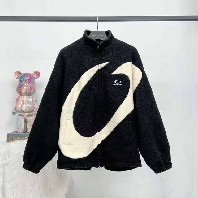 顶级版本 大货挂拍图 #巴黎25Fw新品Basketballseries-Bagg羊羔毛夹克外套# Balenci*Ga巴黎# 面料采用定制定染米色和黑色科技面