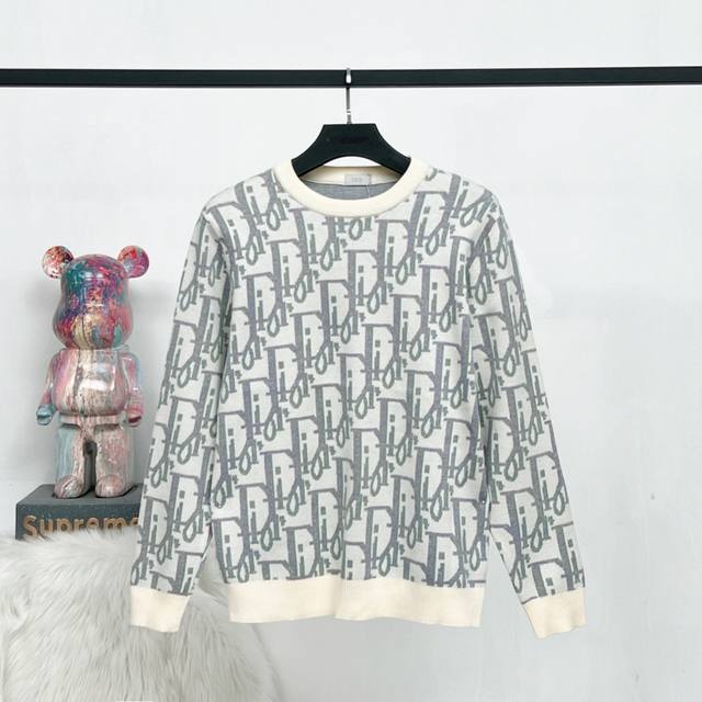 T105#Dior迪奥圆领毛衣.采用了订织精梳羊毛面料。满身老花图案提花，视觉冲击力拉满。精选优质面料，手感柔软，细腻亲肤。做到保暖性与时尚感兼具，让你在秋冬中