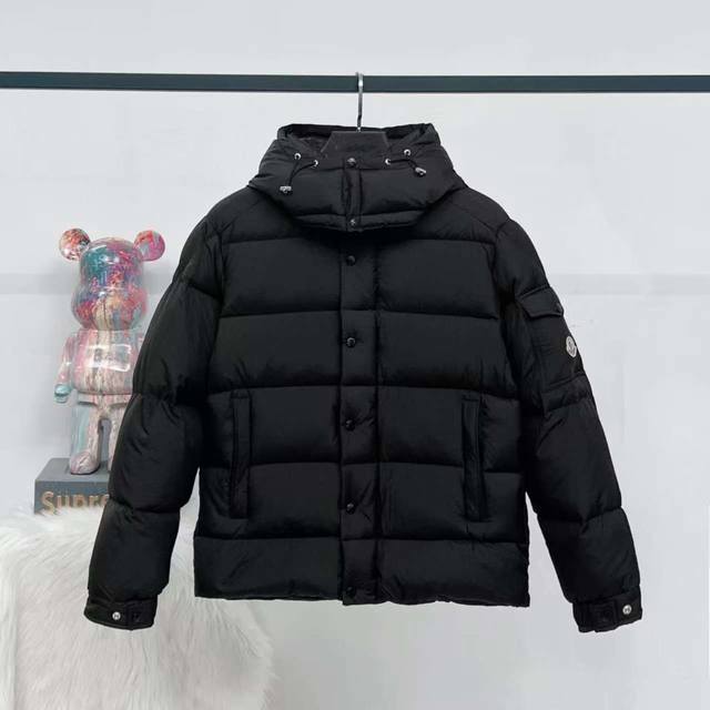 顶级版本 大货挂拍图 Moncler蒙口羽绒服。采用可脱卸式连帽设计，纽扣式门襟，整体版型蓬松，具备良好的保暖性。其袖臂处的品牌标志性徽章是识别特征之一 。 做