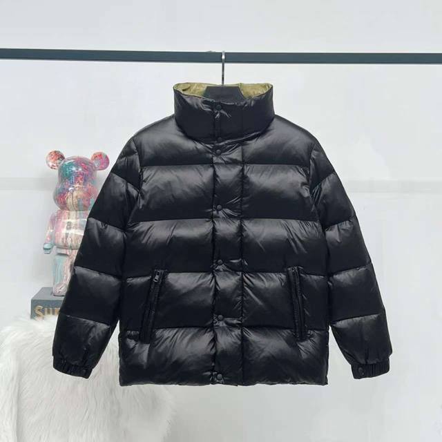顶级版本 大货挂拍图 Moncler 蒙口1952绿胖子长袖羽绒服 蒙口 Dervox限量配色 1952联名款。 可做情侣款 感采用波普色调，饰有醒目标识贴片。