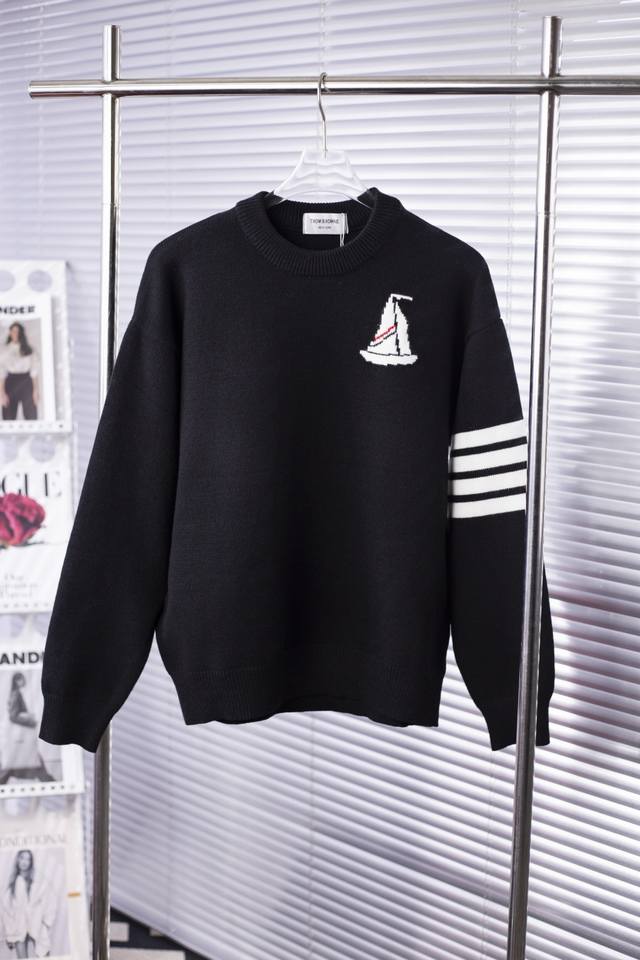 T103#Tb圆领毛衣。标志性的是白杠元素，配合了前背部的帆船元素。满满的时尚感。宽松的板型，不挑身材，无论是男女都能轻松配搭。 颜色：黑色 码数：Xs.S.M