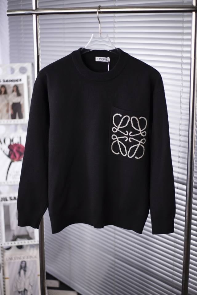 T #Loewe 罗意威经典毛衣，前面以标志性 Anagram 微标重塑造型。 精选细腻针织面料，柔软亲肤却不失挺括质感，圆领版型适配多元风格 可单穿打造简约高