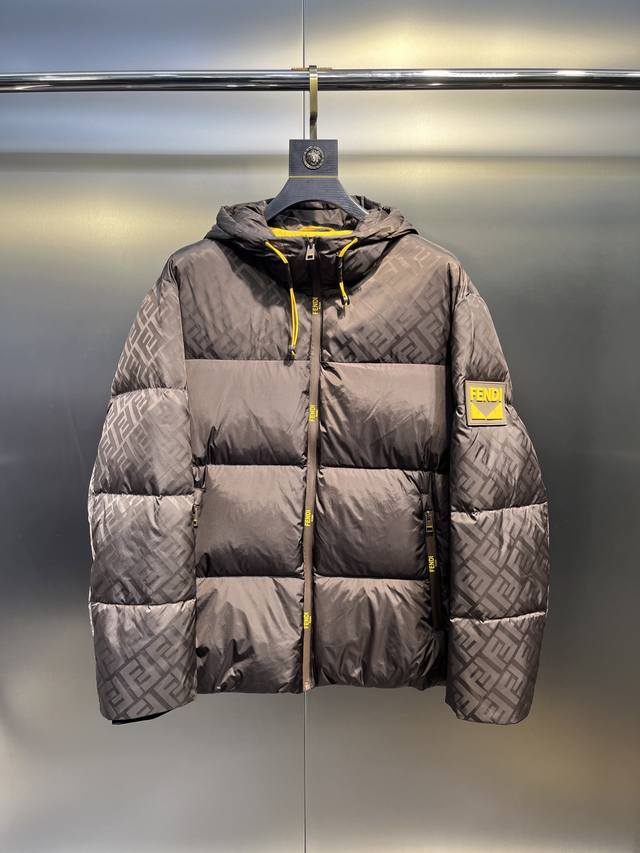 95绒 特级 Fendi 2025最新款时尚设计师款羽绒外套芬迪连帽羽绒服，冬季顶级爆款款轻奢羽绒服，爆款羽绒服，小怪兽胶牌臂章设计，90#白鹅绒填充，经典字母
