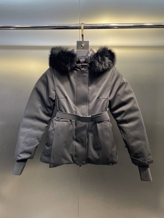 Moncler 女士滑雪收腰短款羽绒服 面料采用原版一致Longue Saison尼龙材质，毛领采用狐狸毛毛领，有效阻挡风雨侵袭，保持内部干爽舒适。舒适抗风。内