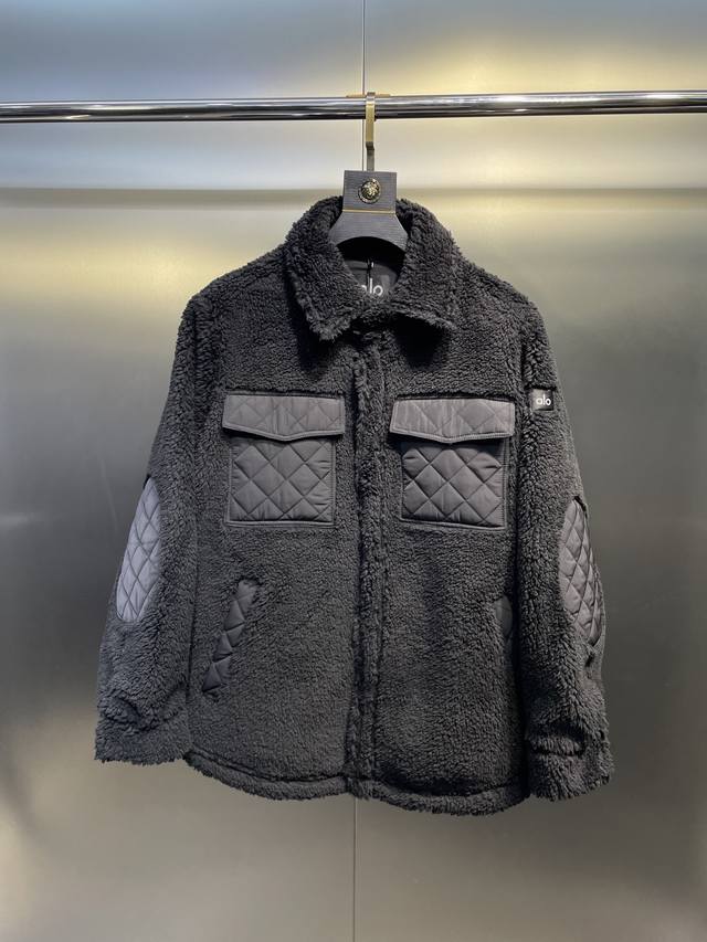 环保羊羔毛外套 同款 男女同款颗粒明显 加厚加密质感满满 密不透风单设计 内里整件里衬 不同羊羔毛品质天差地别 加密绒毛 中间不会露里布 舒适保暖效果拉满 Si