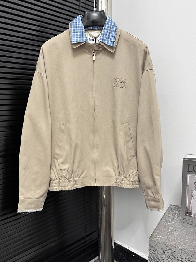 Miu Miu 缪缪25Ss格纹拼接拉链长袖夹克外套 定染斜纹精梳棉棉布，格纹提花面料，进口刺绣，面料酵洗，面料复合，定制1：1拉链，定制1：1纽扣，定制1：1