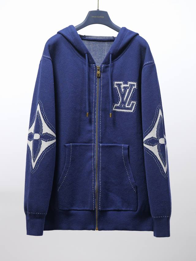 区别通货 新款速递 这款蓝色拉链棉质连帽衫采用精致的嵌花针织，点缀的线条营造出明线和刺绣的视觉效果。胸前饰有撞色 1V 标志，肘部则点缀一朵醒目的 Monogr
