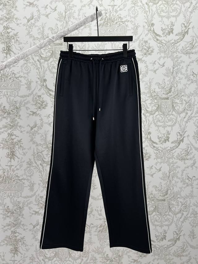 罗意威 25Ss新款科技平纹针织运动裤深海军蓝轻盈科技平纹针织长裤。宽松版型，标准长度中腰、直筒松紧裤腰带抽绳拉链口袋，拉链后袋人字纹侧边饰带正面 Anagra