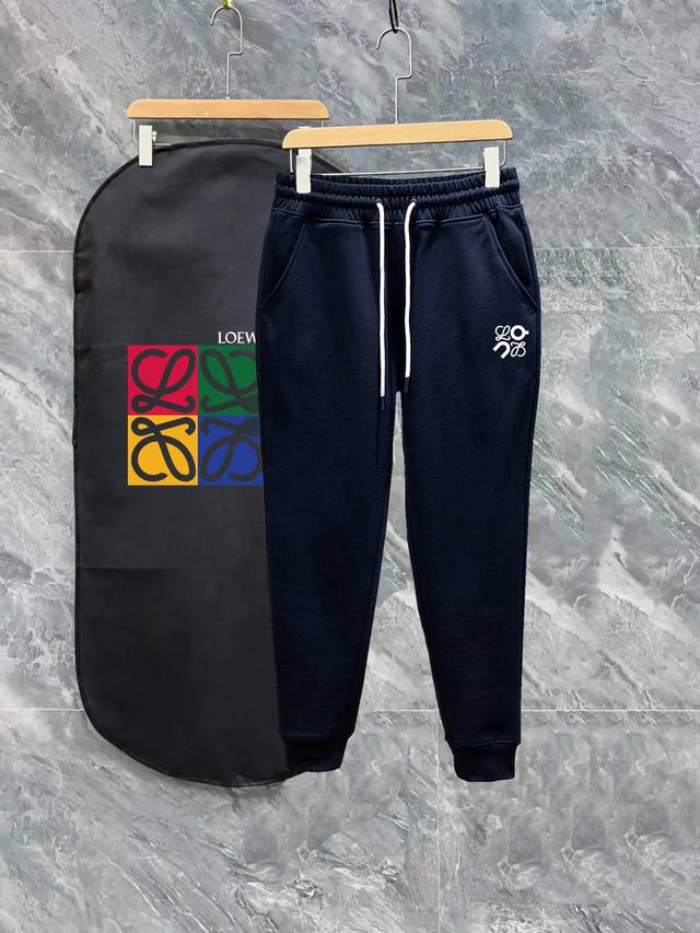 Loewe 罗意威Ss秀款 修身线条精美印花简约Logo运动裤 国内代工厂P出口 供应顶级品牌的面料 360G克重 兼容所有身材 腰部松紧带黑白抽绳设计 定制抽