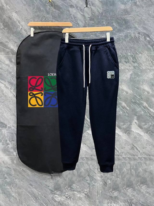 Loewe 罗意威 Ss秀款 修身线条精美印花简约Logo运动裤 国内代工厂P出口 供应顶级品牌的面料 360G克重 兼容所有身材 腰部松紧带黑白抽绳设计 定制