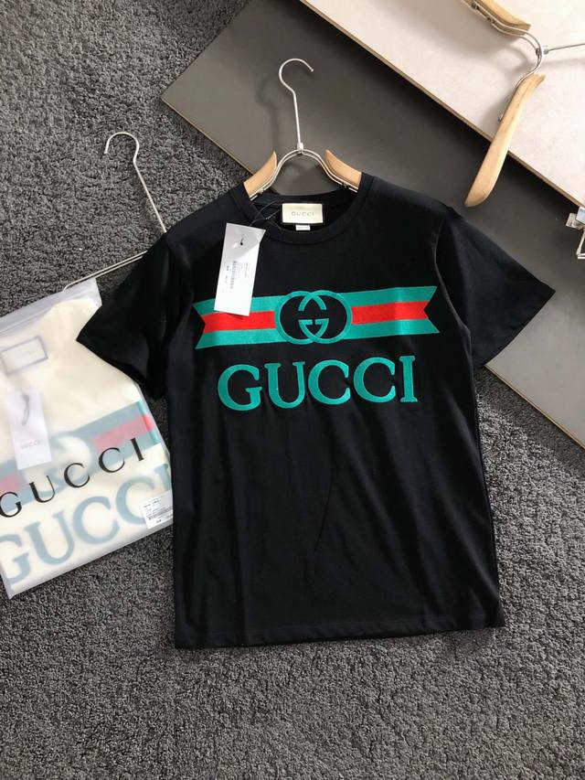 Gucc、20开年巨爆 男女同款 黑色礼袋装双G印花刺绣短袖，纯棉打造，3标齐全专柜款，顶级印花，面料舒适自留款，采用进口高端订制面料，进口丝线手感一流！高端进