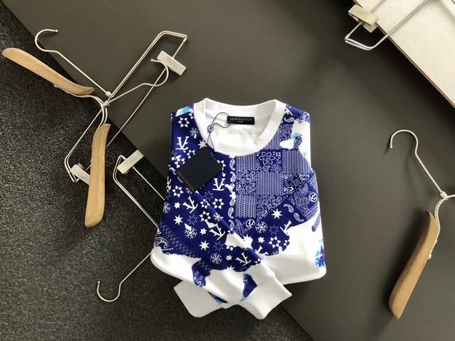 L牌**可售后 2025秋款顶级进口私货，高端黑白灰多色融合宫廷风老花印花款格子圆领卫衣，潮流元素融合专柜款，时尚不失奢华 品质毋庸置疑 上身效果超赞，奢华官网