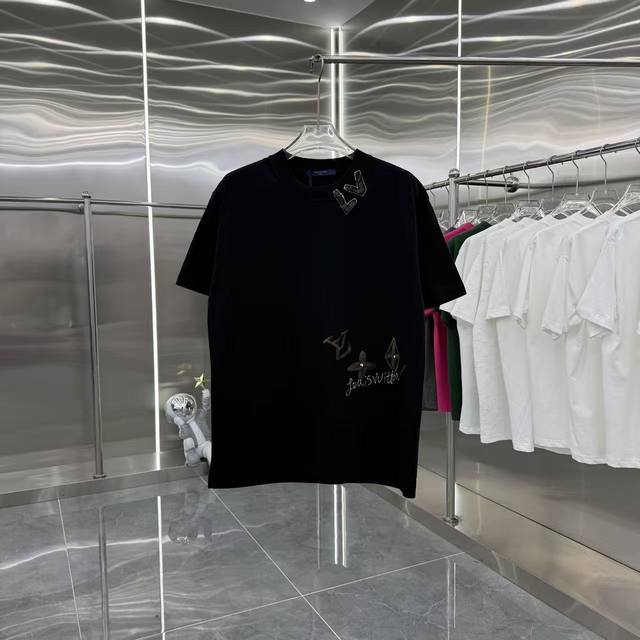 Lv 2025秋冬新款 320克定制面料 圆领短袖 个性手绘 男女同款宽松版 S M L Xl Xxl 五个码 颜色 黑色 白色