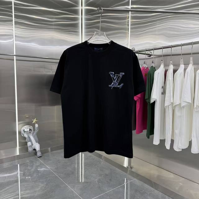 Lv 2025秋冬新款 320克定制面料 圆领短袖 绣花+牛仔贴布 男女同款宽松版 S M L Xl Xxl 五个码 颜色 黑色 白色