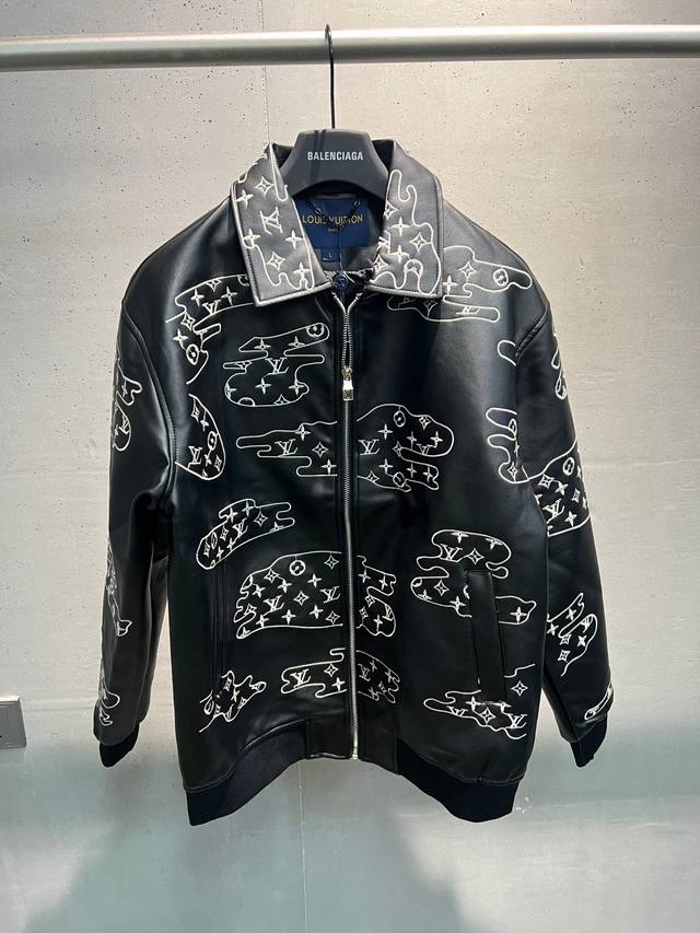 当季新款，Louis Vuitton Fw25 黑色刺绣迷彩 皮衣夹克，男女同款 Ss25 Louis Vuitton