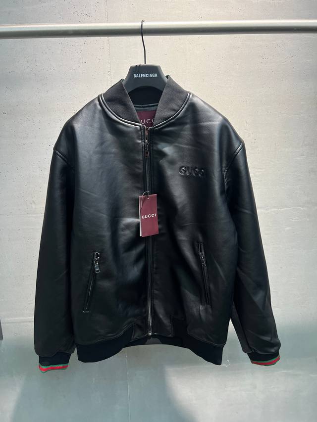 当季新款，以精致材质、基础廓形和经典细节诠释现代风尚，匠心呈现百搭单品。这款常规版型飞行员夹克甄选黑色光面皮革打造，胸前饰有精致的Gucci刺绣，针织衣领内侧和