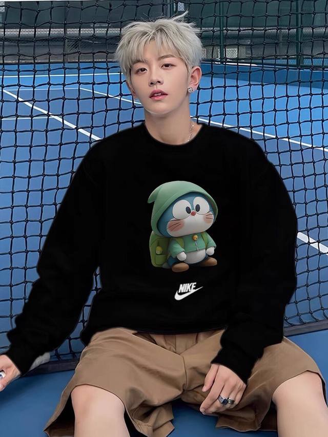 F82# 毛黑 2025秋季新款 Nike 耐克 Nk 哆啦A梦联名 系列 美式高街 休闲宽松圆领卫衣 上衣 男女同款 设计灵感： 邂逅可爱哆啦A梦，萌态可掬的