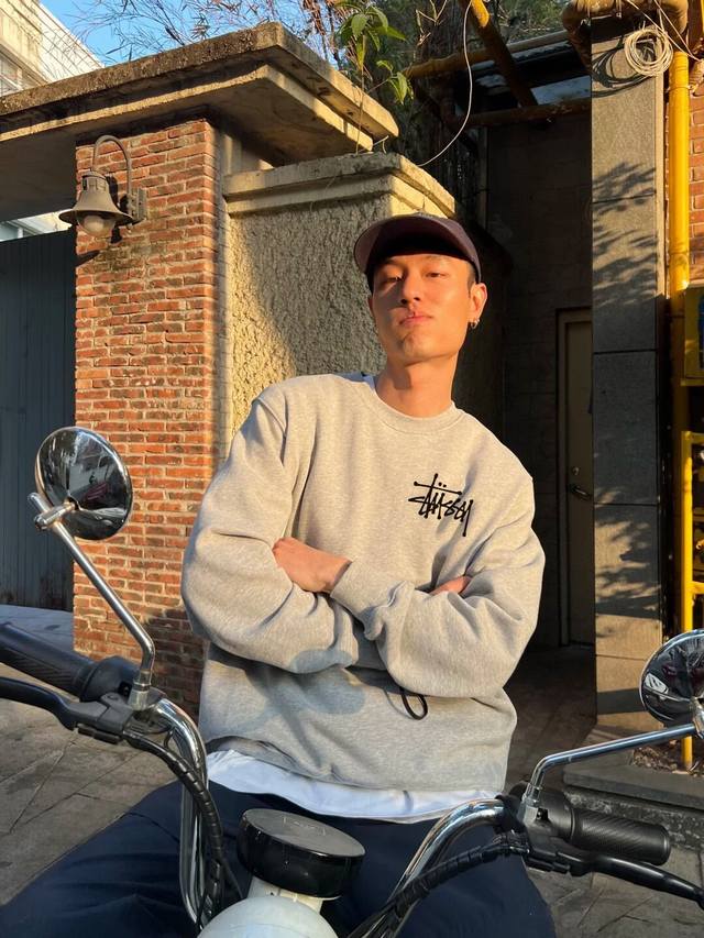 F79# 毛圈高品质 斯图西Stussy联名款同步前后电锯人大Logo印花情侣男女同款卫衣 这款卫衣看似简单，但是版型真的是十分的出众！无论帅哥还是美女都可以轻