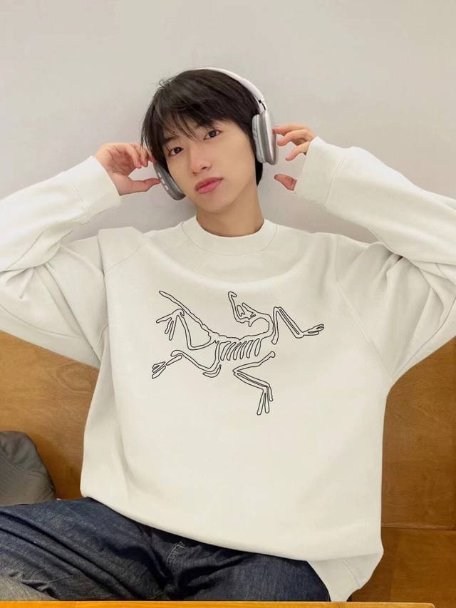 F78# 毛圈 Arcteryx始祖鸟新款同步胸前Logo系列男女同款情侣卫衣 这款卫衣看似简单，但是版型真的是十分的出众！无论帅哥还是美女都可以轻松驾驭，多重