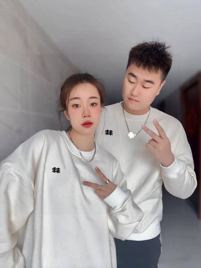 F76# 毛圈 Kolon Sport可隆同步大树字母Logo联名系列印花情侣卫衣 这款卫衣看似简单，但是版型真的是十分的出众！无论帅哥还是美女都可以轻松驾驭，