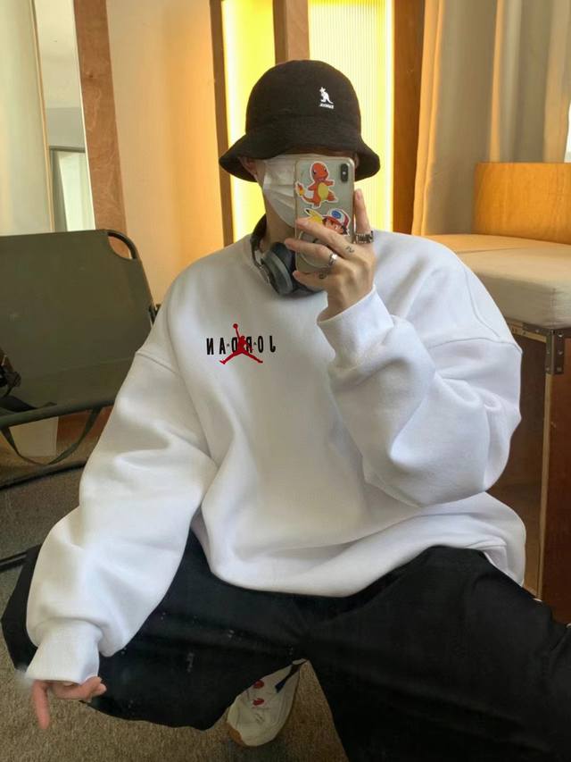 F75# 毛圈 乔丹Aj同步基础飞人前后Logo系列印花情侣圆领卫衣 这款卫衣看似简单，但是版型真的是十分的出众！无论帅哥还是美女都可以轻松驾驭，多重风格可以随