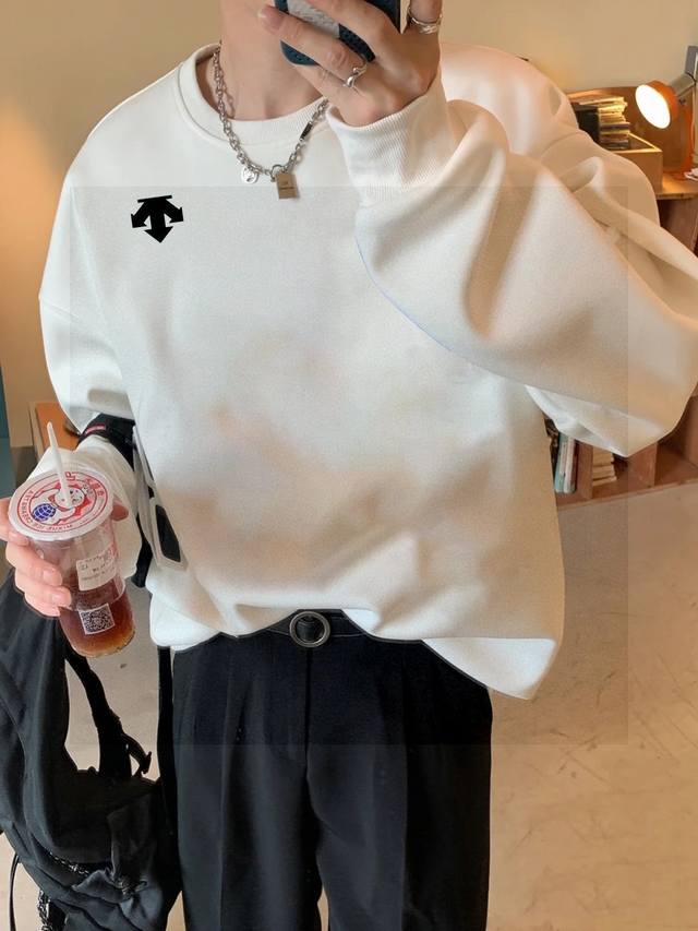 F73# 毛圈 迪桑特Descente新款小标基础印花男女情侣同款圆领卫衣 这款卫衣看似简单，但是版型真的是十分的出众！无论帅哥还是美女都可以轻松驾驭，多重风格