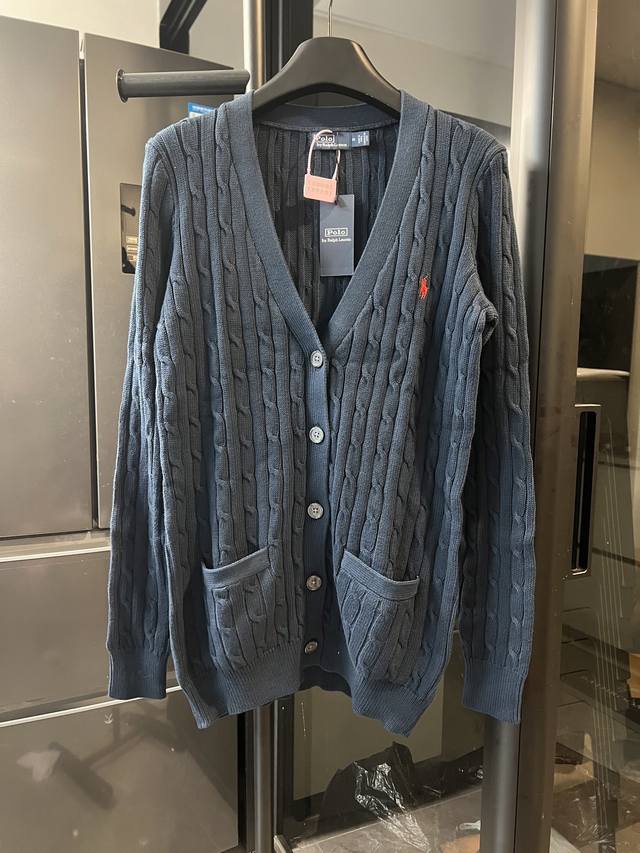 隔天 拉夫 Rah Lauren 25Fw 经典战马刺绣麻花开衫毛衣 藏青 详细特征 采用 35% 羊毛含量纱线 35%羊绒 30%合成纤维 采用德国进口机器麻