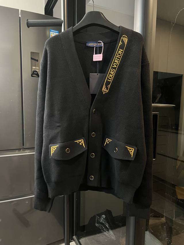 隔天 Louis Vuitton 25Fw 春夏新款金丝刺绣提花针织开衫毛衣 黑 面料：采用95%棉，5%羊柔。该款面料以棉质为主织出成衣，搭配5%羊毛为整天版