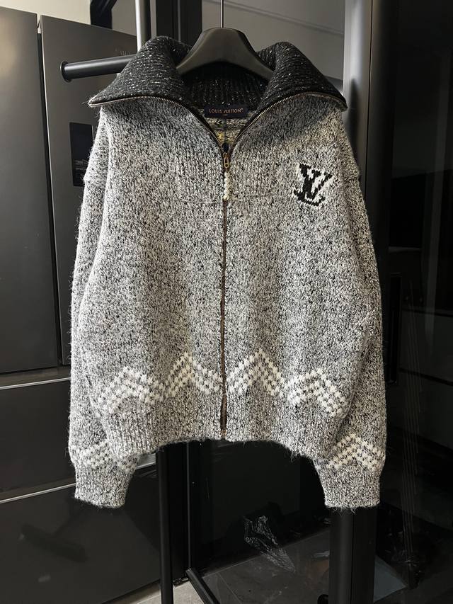 隔天 Louis Vuitton X Nigo 联名款 Fw25 帆船垂钓纱针织拉链翻领毛衣外套 灰 本款针织束腰夹克向 2025 秋冬系列汲取灵感，以背部缤纷