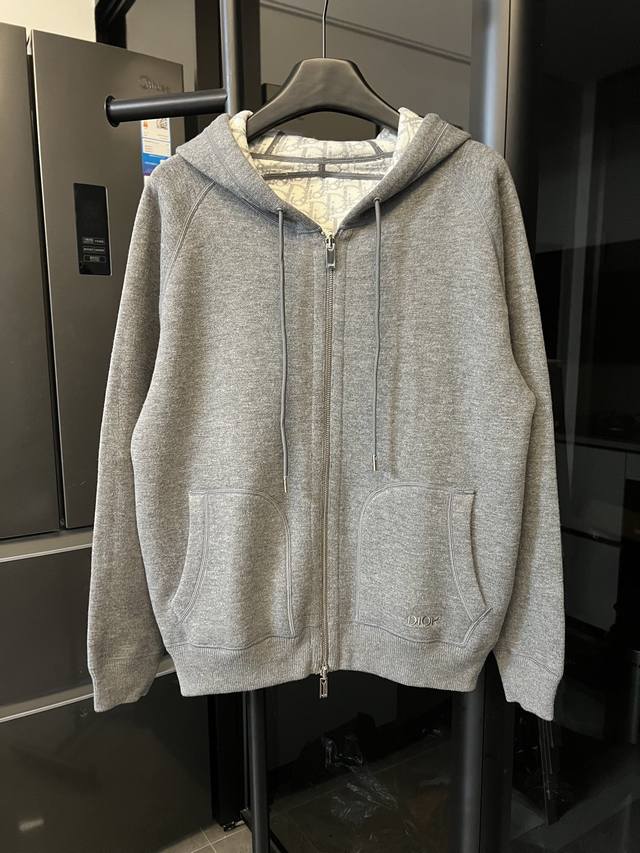隔天 Dior 迪奥 25Fw 提花字母双面穿羊绒刺绣外套 花灰 连帽开衫双面穿拉链针织外套，同步外套加厚加重一斤4两，升级高克重面料，面料采用羊绒面料，含50