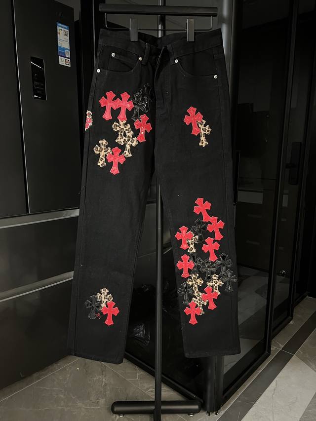 隔天 Chrome Hearts 克罗心 25Fw Ch 镜面火焰红豹纹限定款｜牛王重工款牛仔裤 黑 灵感源自八十年代复古，采用定制面料制作而成，限定款 世面非