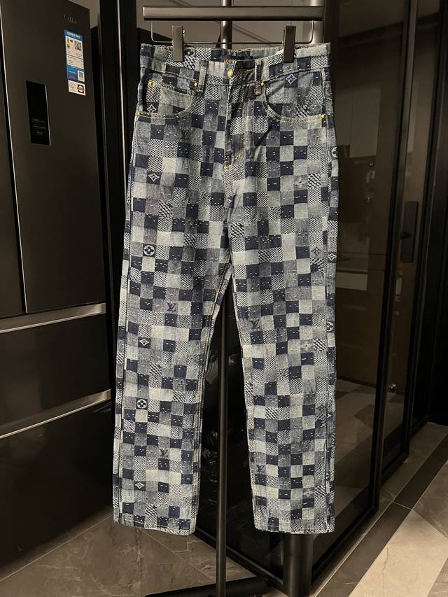 隔天 Louis Vuitton 路易威登 25Fw 时装周限定提花格子牛仔裤 蓝-另有配套外套 提花格子纹路 珠光纽扣和口袋铆钉，廓形流露丹迪格调。可搭配同款