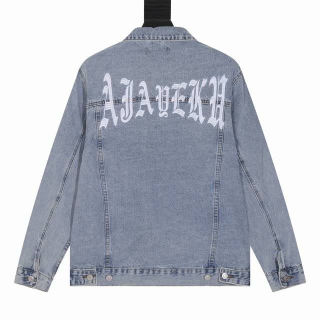 隔天 Ajayeku 背后Logo刺绣牛美式工装夹克牛仔外套 浅蓝 整件衣服真的超级重工 采用日本进口单宁牛仔布料 成品之后水洗 损耗率超高 整体做旧工艺 上身