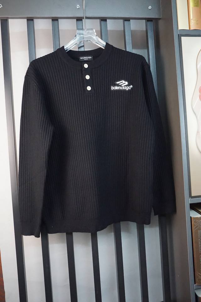 F008# Balenciaga 巴黎世家、25Ss高版本胸前绣花Logo圆领扣子羊毛衫。面料采用定制，Os版型宽松慵懒百搭，轻奢大气，众多明星博主试穿，各种风