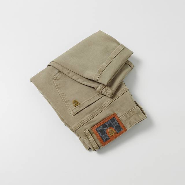 936# Gucci2025Ss秋冬 原单狠货牛仔裤，原版五金皮牌 ！版型超正.修身不紧身，超级有范，原版定制水洗牛仔面料，原版五金辅料开模！上身帅气十足！码数