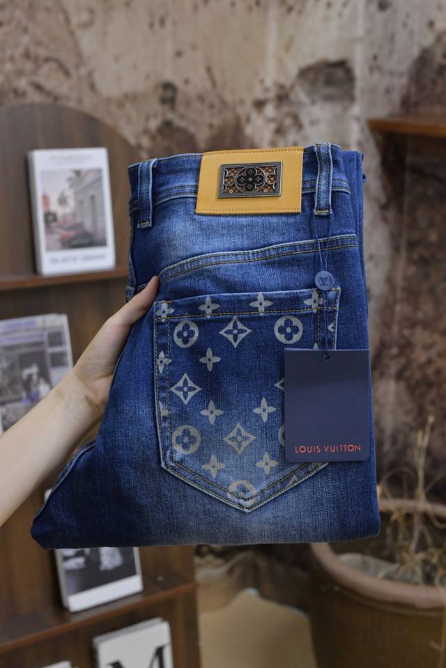 901# 爆款 Lv 2025Ss新款上市 秋冬款原单爆款牛仔裤超级定制款，原版五金，超级重工工艺，版型超赞细节做工无可挑剔！款式不挑人，特别高档，好货不等人，