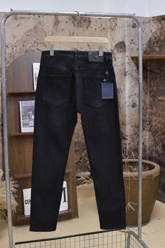 924# 爆款 Lv 2025Ss新款上市 秋冬款原单爆款牛仔裤超级定制款，原版五金，超级重工工艺，版型超赞细节做工无可挑剔！款式不挑人，特别高档，好货不等人，